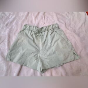 Lululemon Athletica Mint Green Women's Cargo Shorts Sz 8 stretchable